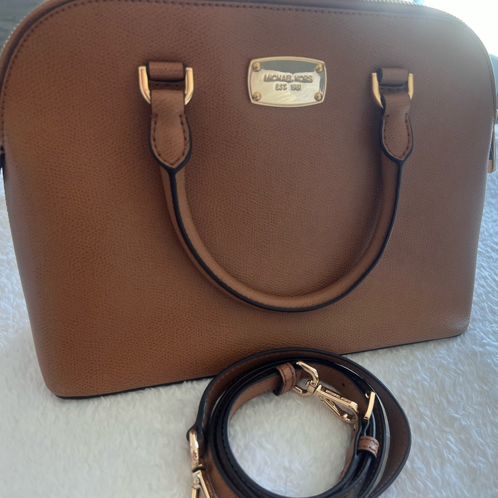 MICHAEL KORS Cindy Dome Satchel
Tan Brown Bag Crossbody